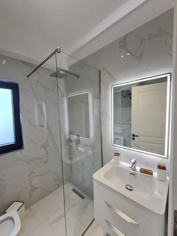 Am Luxury Apartment 티라나