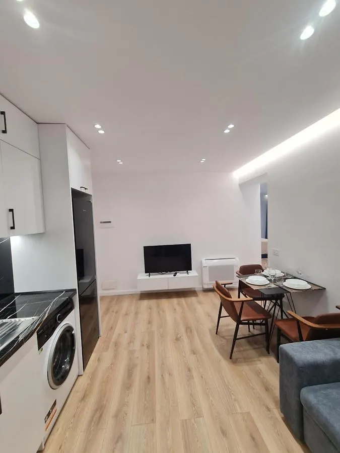 Am Luxury Apartment 티라나